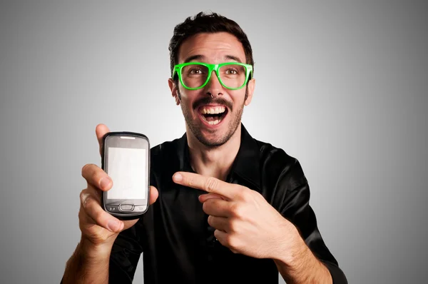 Щасливий чоловік показує телефон — стокове фото
