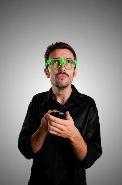 Denkender Mann mit Telefon — Stockfoto