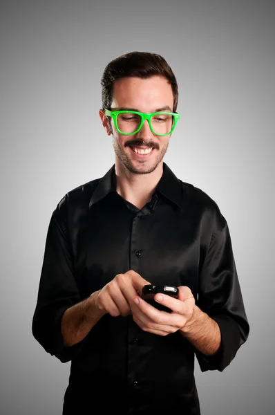 Homem feliz segurando telefone — Fotografia de Stock