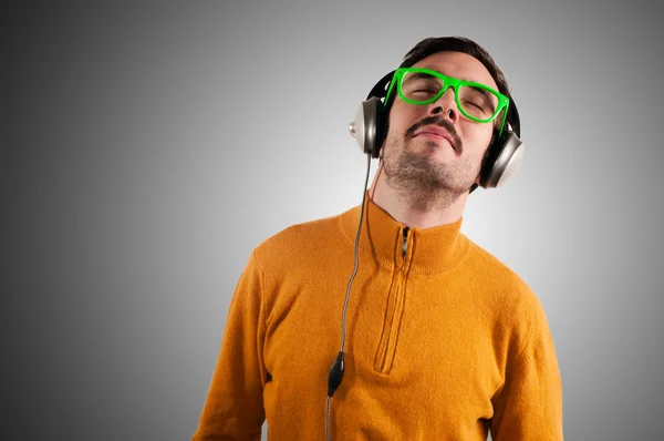 Chlap se sluchátky poslechu hudby — Stock fotografie