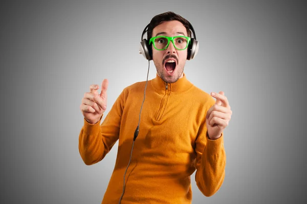 Gars avec écouteurs écoutant de la musique — Photo