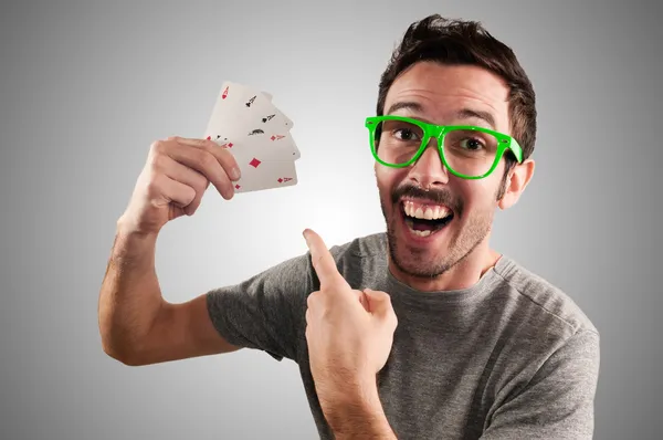 Хлопець-переможець тримає покерні карти — стокове фото