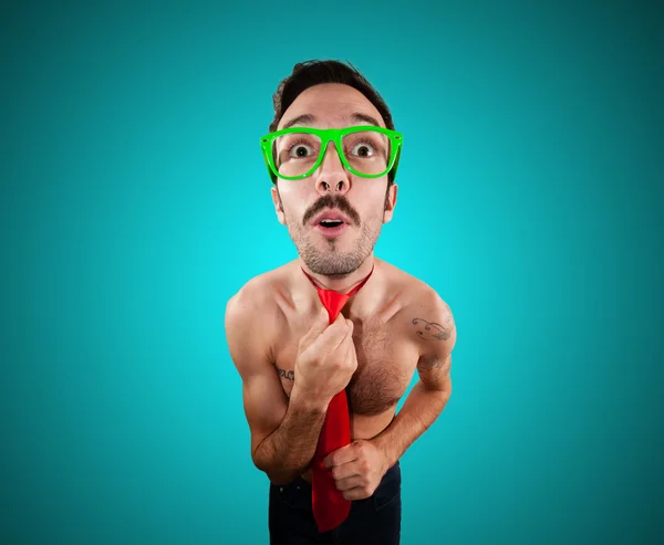 Hombre desnudo usando una corbata roja — Foto de Stock