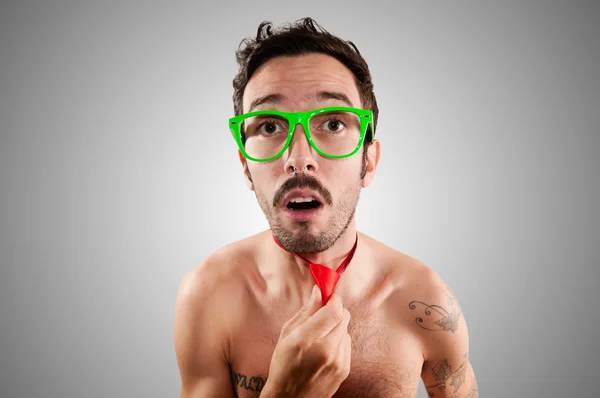 Hombre desnudo usando una corbata roja — Foto de Stock