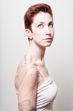 kısa Kızıl saçlı güzel kız