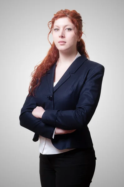 Başarılı bir iş kadını uzun kızıl saçlı — Stok fotoğraf