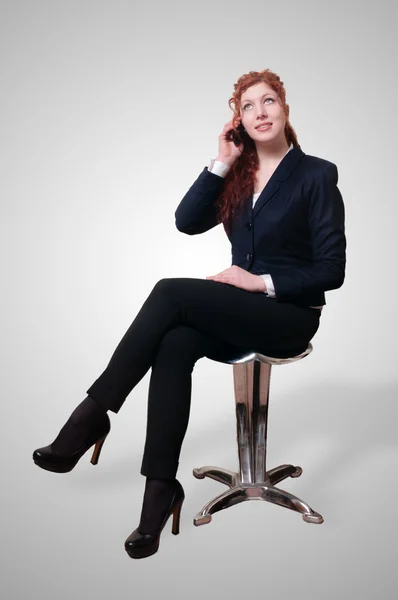Sentado mulher de negócios de sucesso com cabelos longos vermelhos — Fotografia de Stock