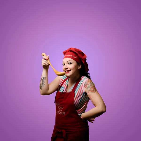 Güzel dövmeli pinup kız pişirmek — Stok fotoğraf