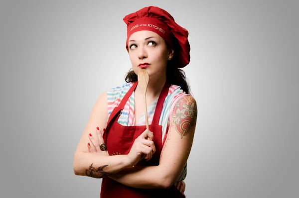 Bela tatuado pinup cozinheiro menina — Fotografia de Stock
