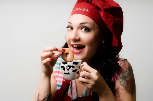 Bela tatuado pinup cozinhar menina com biscoito — Fotografia de Stock