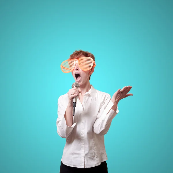 Divertida mujer de negocios cantando con grandes gafas naranjas —  Fotos de Stock