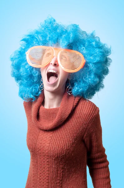 Lustiges Mädchen mit blauer Perücke und großer blauer Brille — Stockfoto