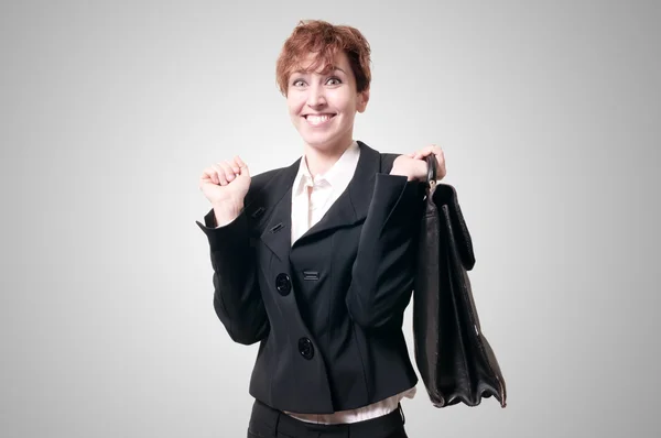 Счастливая деловая женщина с портфелем — стоковое фото