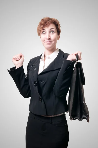 Счастливая деловая женщина с портфелем — стоковое фото