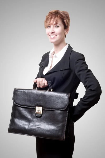 ブリーフケースを使って幸せなビジネスの女性 — ストック写真