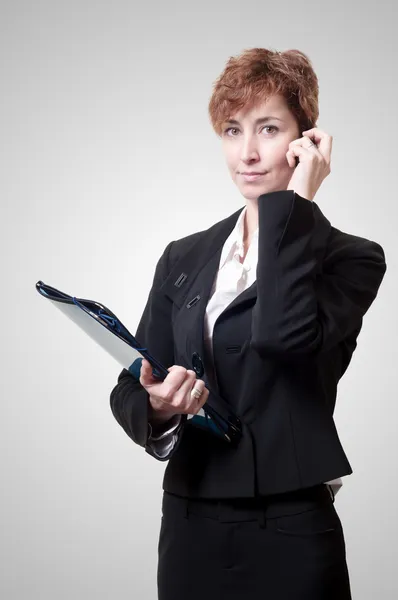 Successo donna d'affari con valigetta e telefono — Foto Stock