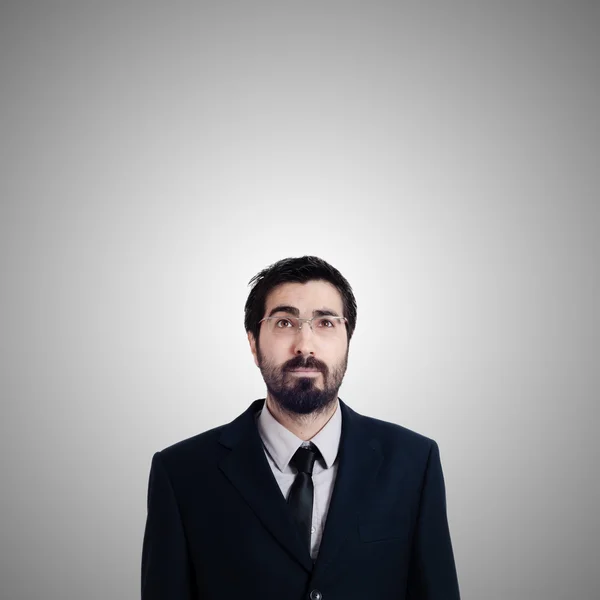 Бородатый бизнесмен, смотрящий вверх — стоковое фото