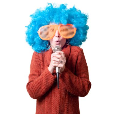 güzel kız mavi kıvırcık peruk ve balıkçı yaka