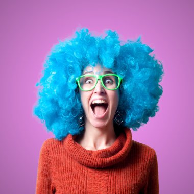 güzel kız mavi kıvırcık peruk ve balıkçı yaka