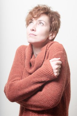 kısa saçlı kız ile portakal kazak soğuk