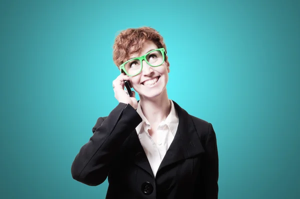 Leende affärskvinna med telefon — Stockfoto