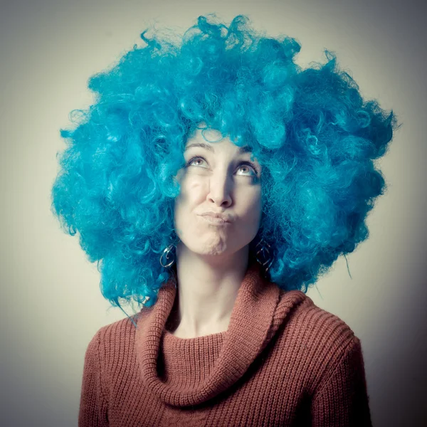 Bella ragazza con parrucca riccia blu e dolcevita — Foto Stock