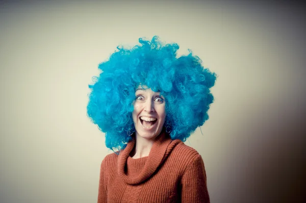 Hermosa chica con rizado azul peluca y cuello alto — Foto de Stock