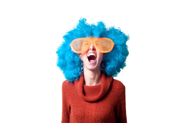 Красивая девушка с вьющимся голубым париком и водолазкой — стоковое фото