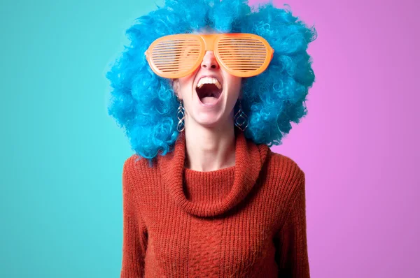 Menina bonita com peruca azul encaracolado e gola alta — Fotografia de Stock