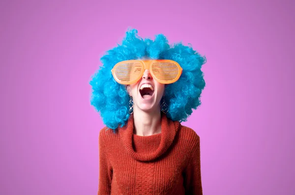 Menina bonita com peruca azul encaracolado e gola alta — Fotografia de Stock