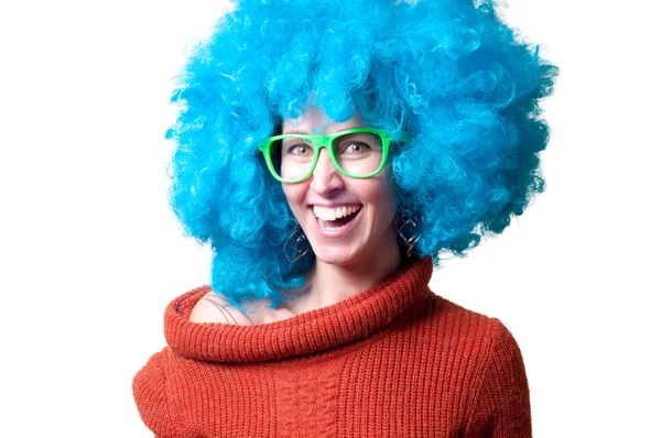 卷曲的蓝色假发和高领毛衣的漂亮女孩 — 图库照片