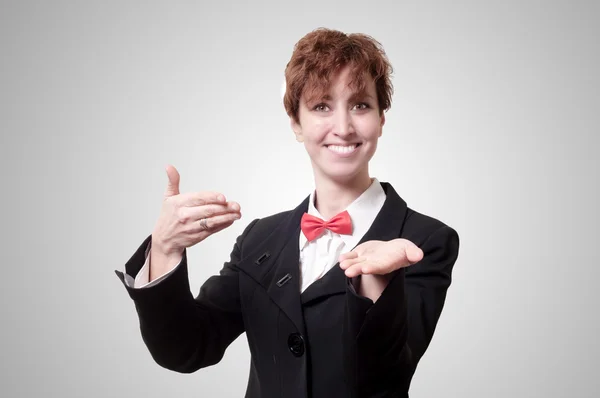 Elegante mujer de negocios con pajarita mostrando — Foto de Stock