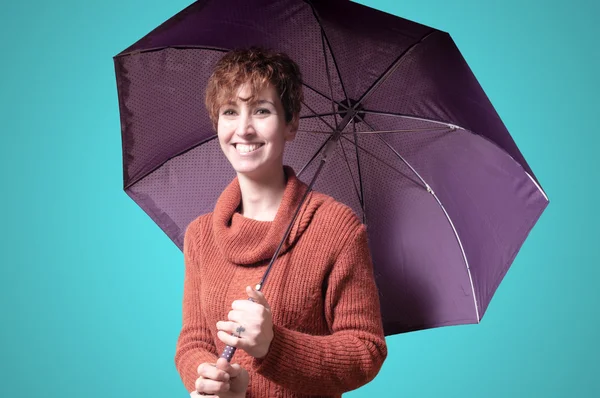 Kaunis nainen villapaita ja sateenvarjo — kuvapankkivalokuva