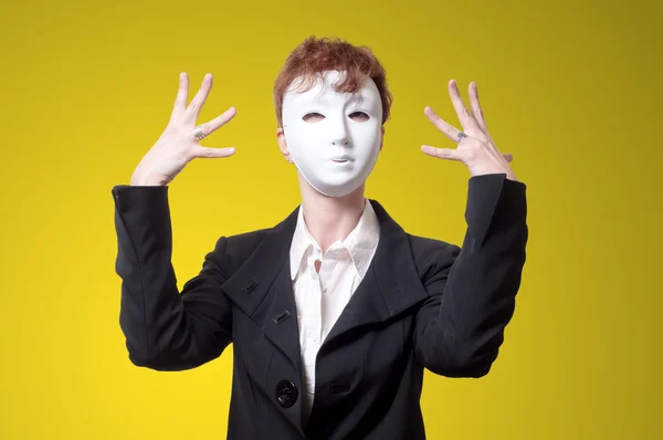 Femme d'affaires avec masque blanc — Photo