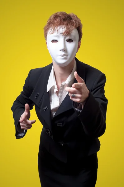 Femme d'affaires avec masque blanc — Photo