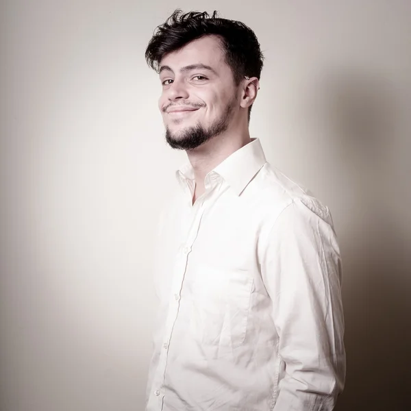 Stylischer moderner Typ mit weißem Hemd — Stockfoto