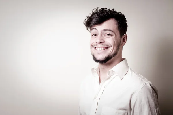 Elegante chico moderno con camisa blanca — Foto de Stock