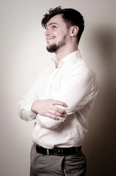 Elegante chico moderno con camisa blanca — Foto de Stock