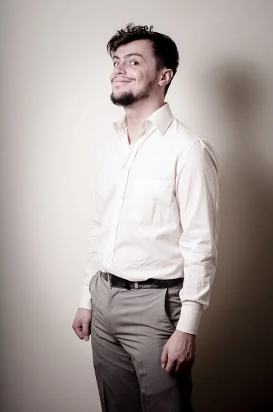 Κομψό σύγχρονο τύπο με άσπρο πουκάμισο — Φωτογραφία Αρχείου