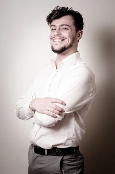 Stylischer moderner Typ mit weißem Hemd — Stockfoto