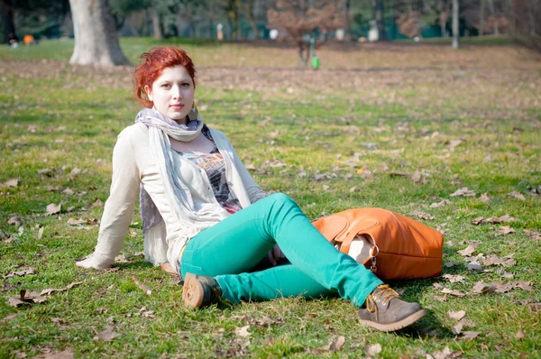 Röd lång hår flicka på park — Stockfoto