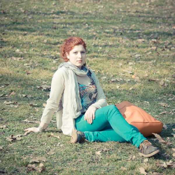Рыжая длинноволосая девушка в парке — стоковое фото