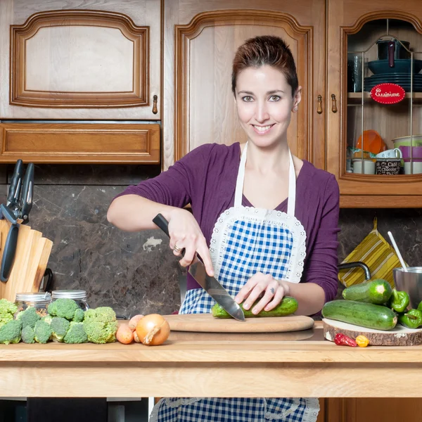 Beautiful housewife cooking vegetables — Stock Photo, Image