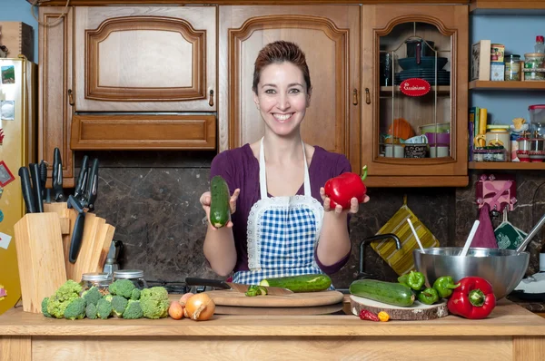 Beautiful housewife cooking vegetables — Stock Photo, Image