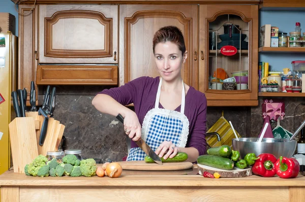 Beautiful housewife cooking vegetables — Stock Photo, Image