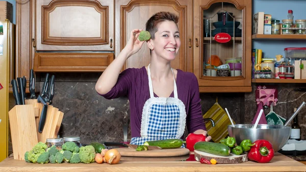 Beautiful housewife cooking vegetables — Stock Photo, Image