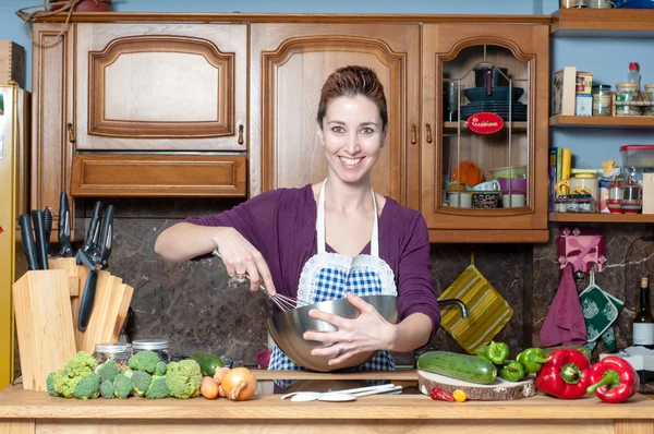 Beautiful housewife cooking vegetables — Stock Photo, Image