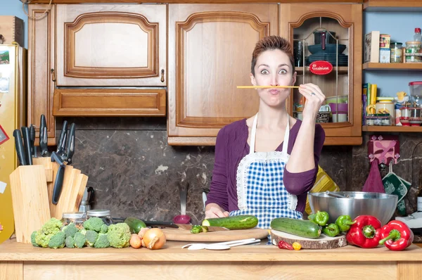 Beautiful housewife cooking vegetables with spaghetti — Stock Photo, Image