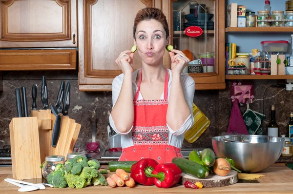 Funny beautiful housewife cooking vegetables — Stock Photo, Image