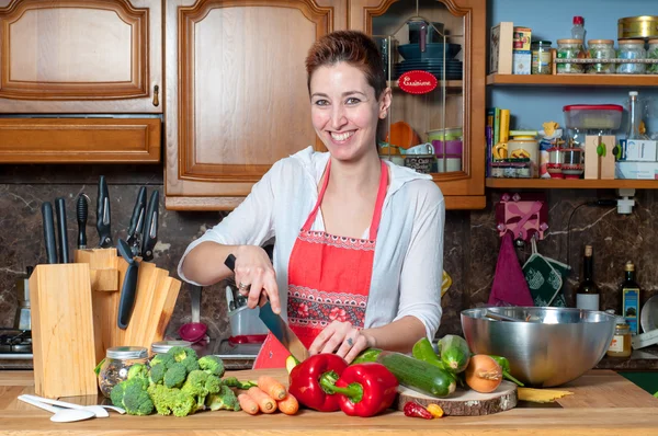 Beautiful housewife cooking vegetables — Stock Photo, Image